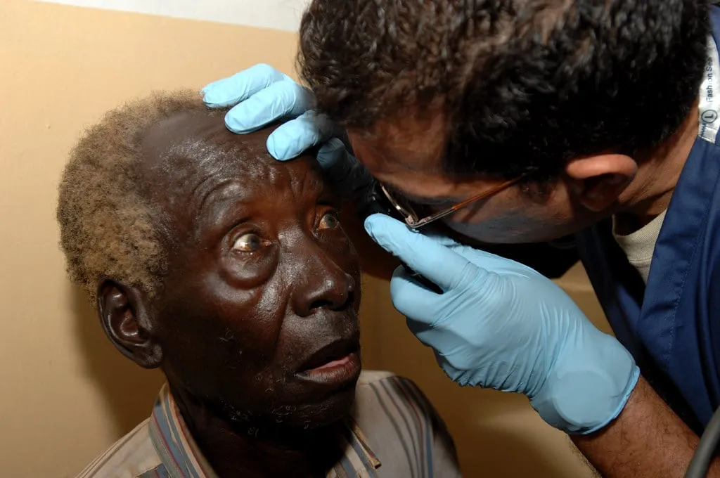 Examen des yeux d’un patient pendant une consultation