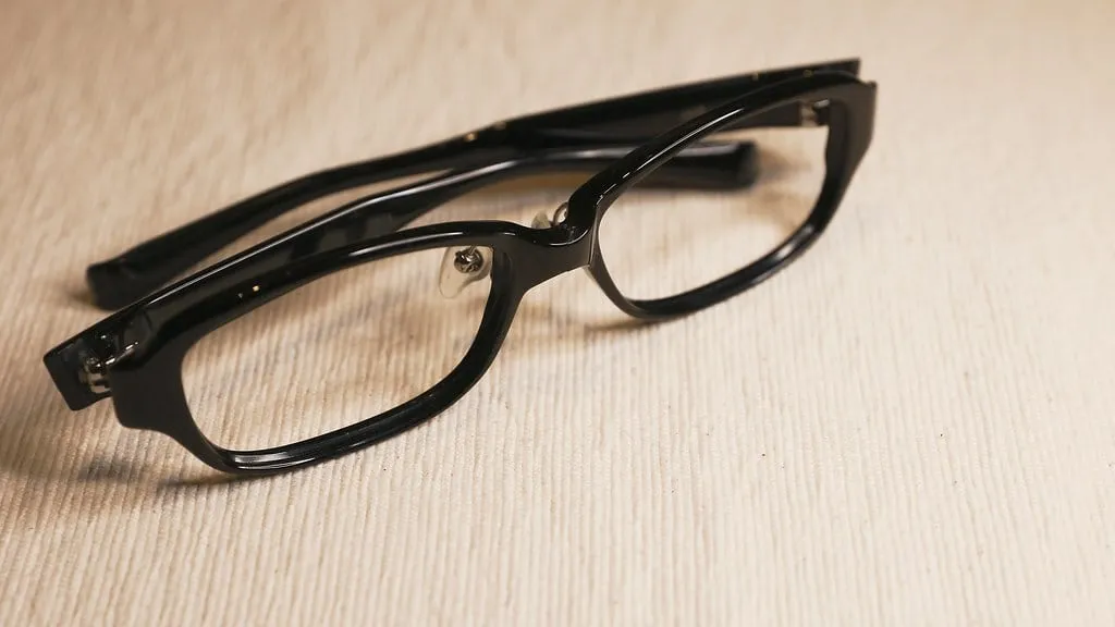 Lunettes propres posées sur un tissu